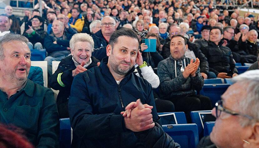 Nimmt die ersten Gl&uuml;ckw&uuml;nsche entgegen: Der neue erste Vorsitzende, Andr&eacute; Kreuzwieser