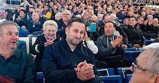 Nimmt die ersten Gl&uuml;ckw&uuml;nsche entgegen: Der neue erste Vorsitzende, Andr&eacute; Kreuzwieser