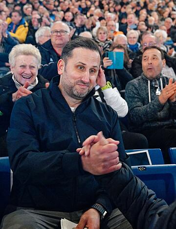 Nimmt die ersten Gl&uuml;ckw&uuml;nsche entgegen: Der neue erste Vorsitzende, Andr&eacute; Kreuzwieser