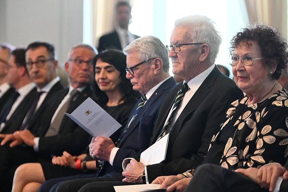 Baden-W&uuml;rttembergs Ministerpr&auml;sident Winfried Kretschmann wird im Neuen Schloss in Stuttgart feierlich aus dem Amt verabschiedet.