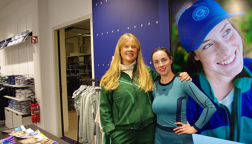 Tabea Fischer (links) und Saskia Schlossberger zeigen die von der jungen Unternehmerin entworfene Sportmode-Kollektion.