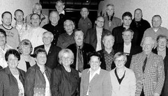 Seit vielen Jahrzehnten sind die Geehrten des TSV Nordheim dem Verein treu. Bei der Mitgliederversammlung wurden sie vom scheidenden Vorsitzenden Dieter Schmid ausgezeichnet. (Fotos: Gerhard Dubinyi)