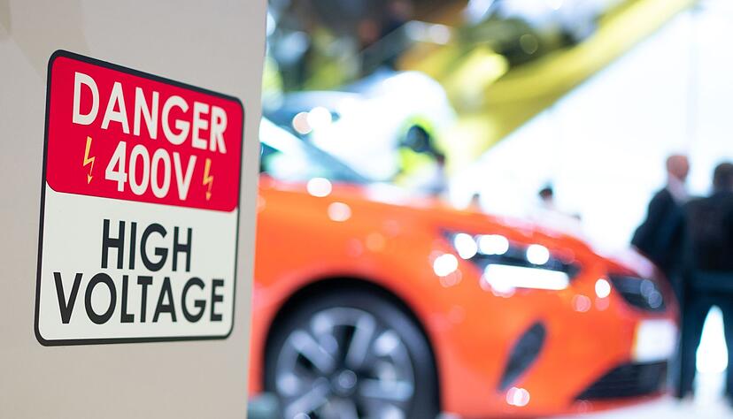 Unter Strom. Der Markt für E-Autos wächst. Unter Strom. Der Markt für E-Autos wächst.