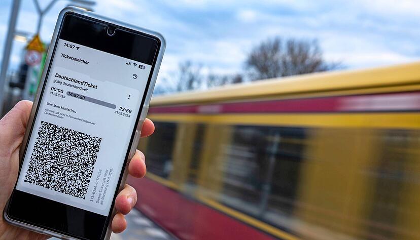 Seit 3. April ist das 49-Euro-Ticket bundesweit im Vorverkauf erhältlich. Die Politik will den öffentlichen Nahverkehr damit noch attraktiver machen.
Foto: dpa