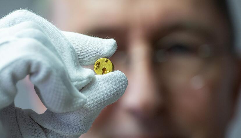 Der Chefarchäologe des LWL, Michael Rind, hält das Minischloss zwischen Daumen und Zeigefinger. Der Chefarchäologe des LWL, Michael Rind, hält das Minischloss zwischen Daumen und Zeigefinger.