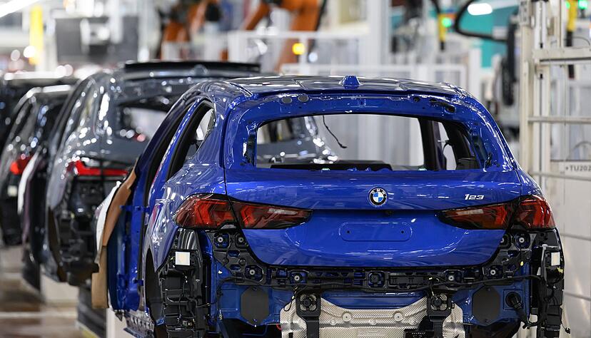 Fahrzeuge werden auf einer Linie im BMW-Werk Leipzig montiert.