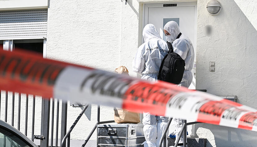 Mitarbeiter der Spurensicherung der Polizei stehen für Ermittlungen vor einem Haus. Nach einem mutmaßlichem Streit in der Familie sollen drei Menschen gestorben sein. Mitarbeiter der Spurensicherung der Polizei stehen für Ermittlungen vor einem Haus. Nach einem mutmaßlichem Streit in der Familie sollen drei Menschen gestorben sein.