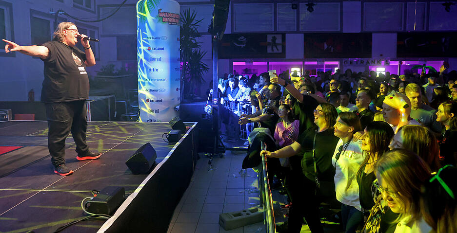 Acts wie Frenzy und Killermichel heizen den Besuchern der Mallorca-Party in Langenbrettach ein. Acts wie Frenzy und Killermichel heizen den Besuchern der Mallorca-Party in Langenbrettach ein.