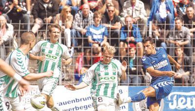 Mit vereinten Kräften: Rasmus Mathiesen (Mitte) und Klaus Lykke (links) stellen sich Karim Benyamina (rechts) entgegen. Am Ende erkämpft sich der AB Kopenhagen ein 0:0 gegen den Karlsruher SC.Fotos. Andreas Veigel