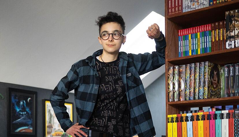 Lio Titos steht in seinem Zimmer.