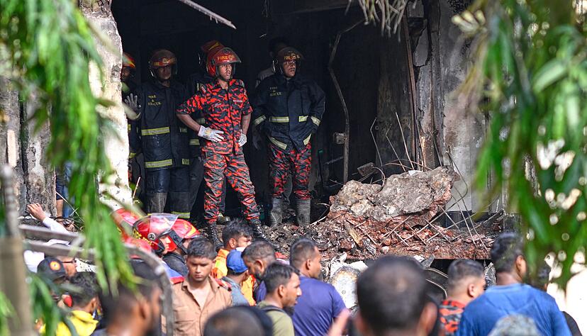 Die Milit&auml;rmaschine krachte in ein Schulgeb&auml;ude.