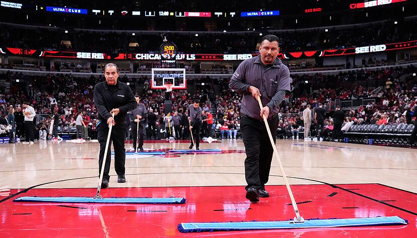 Helfer versuchen, das Spielfeld in Chicago zu trocknen.