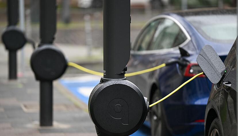 Die Zahl der E-Autos w&auml;chst und damit der Bedarf an Lades&auml;ulen im &ouml;ffentlichen Raum.