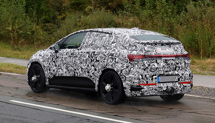 Audi Einstiegs-Stromer zeigt eine nach hinten abfallende Dachlinie und einen Spoiler auf der Heckscheibe. Starten soll er wohl um die 40.000 Euro.