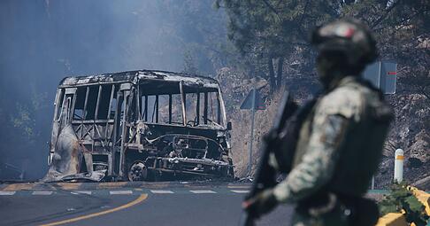 Als Reaktion auf den Milit&auml;reinsatz sperrten Bandenmitglieder in mehreren Bundesstaaten Stra&szlig;en mit brennenden Autos, Lastwagen und Bussen.