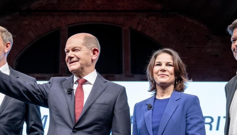 Die designierten Köpfe der Ampel (v.l.): Finanzminister Christian Lindner (FDP) und Bundeskanzler Olaf Scholz (SPD) mit Außenministerin Annalena Baerbock und Vizekanzler Robert Habeck (beide Grüne). Die designierten Köpfe der Ampel (v.l.): Finanzminister Christian Lindner (FDP) und Bundeskanzler Olaf Scholz (SPD) mit Außenministerin Annalena Baerbock und Vizekanzler Robert Habeck (beide Grüne).