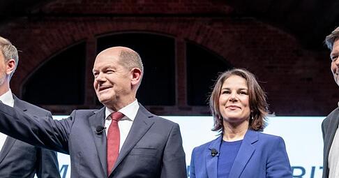 Die designierten Köpfe der Ampel (v.l.): Finanzminister Christian Lindner (FDP) und Bundeskanzler Olaf Scholz (SPD) mit Außenministerin Annalena Baerbock und Vizekanzler Robert Habeck (beide Grüne). Die designierten Köpfe der Ampel (v.l.): Finanzminister Christian Lindner (FDP) und Bundeskanzler Olaf Scholz (SPD) mit Außenministerin Annalena Baerbock und Vizekanzler Robert Habeck (beide Grüne).