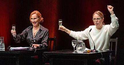 "Trink, Schwester!": Lange becherten sich die M&auml;nner durch die Literatur, doch die Frauen holen auf. Eine literarische Trinktour mit Anneke Kim Sarnau (rechts) und Andrea Sawatzki im Kom&ouml;dienhaus Heilbronn.
Foto: Mario Berger