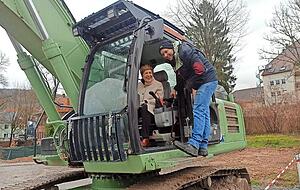 Ministerin Nicole Razavi freut sich, dass sie tatsächlich das erste Loch für den neuen Stadteingang buddeln darf.
Fotos: Katrin Draskovits Ministerin Nicole Razavi freut sich, dass sie tatsächlich das erste Loch für den neuen Stadteingang buddeln darf.
Fotos: Katrin Draskovits