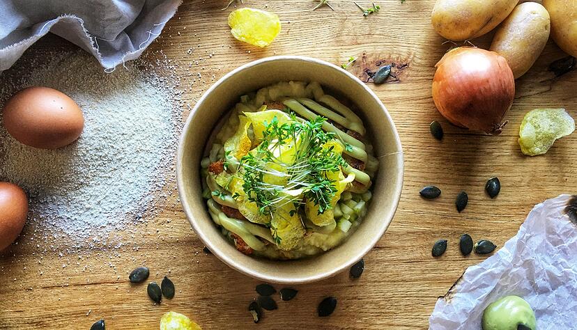 Cremig und frisch: Back-Hend'l mit Bio-Hühnern aus Elixhausen, hausgemachte Erdäpfelsalat Creme, eingelegte Gurken und Kernöl-Mayo. Cremig und frisch: Back-Hend'l mit Bio-Hühnern aus Elixhausen, hausgemachte Erdäpfelsalat Creme, eingelegte Gurken und Kernöl-Mayo.