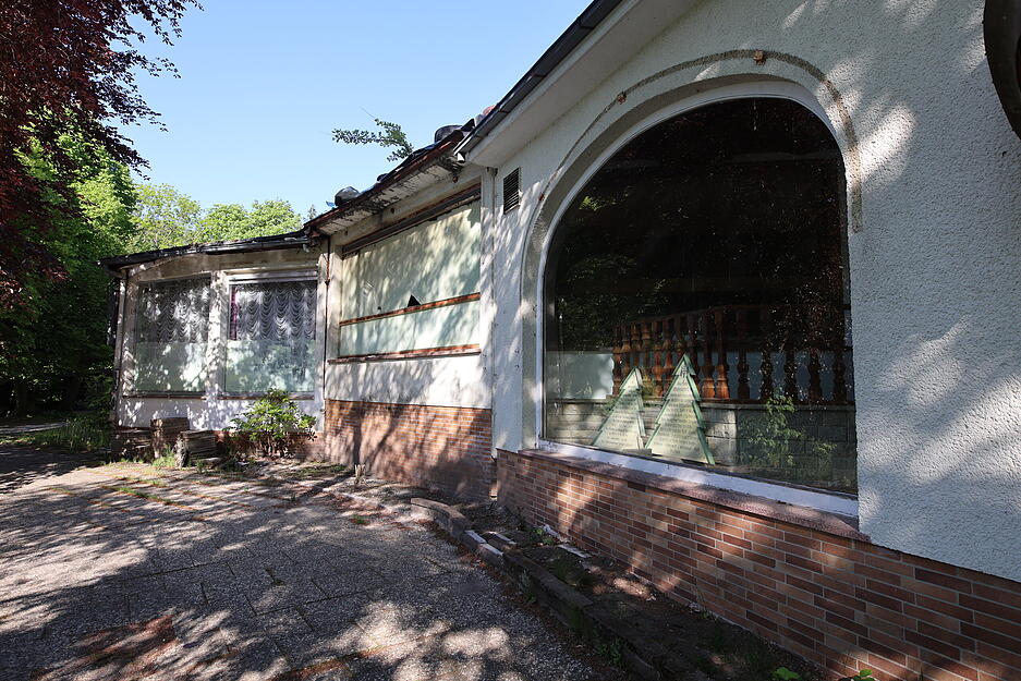 Polizei-Razzia in Bad Lauterberg in Niedersachsen nach dem Verbot der Reichsbürger-Gruppe "Königreich Deutschland" durch den Bundesinnenminister. Polizei-Razzia in Bad Lauterberg in Niedersachsen nach dem Verbot der Reichsbürger-Gruppe "Königreich Deutschland" durch den Bundesinnenminister.