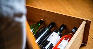 Da liegen sie gut: Weinflaschen lagern in einem Bettkasten im Schlafzimmer - ohne große Temperaturschwankungen. Da liegen sie gut: Weinflaschen lagern in einem Bettkasten im Schlafzimmer - ohne große Temperaturschwankungen.