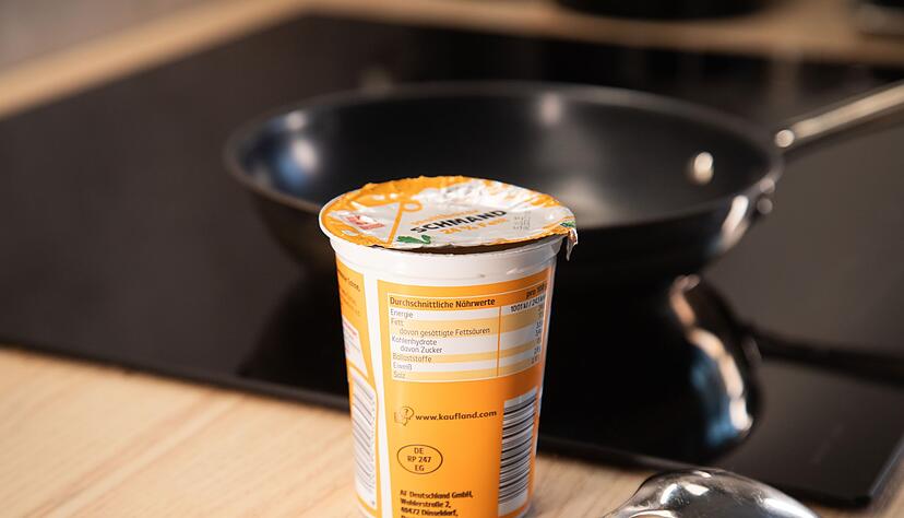 Schritt 1: Deckel wieder auf den Becher legen und Pfanne erwärmen. Schritt 1: Deckel wieder auf den Becher legen und Pfanne erwärmen.