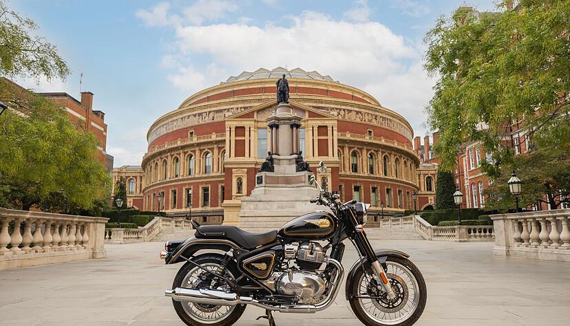Retro-Klassiker vor klassischer Kulisse: Die Royal Enfield Bullet 650