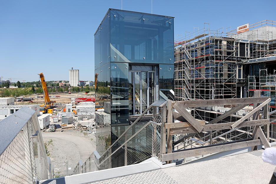 Juni 2023: Blick von der Buga-Brücke in den Heilbronner Stadtteil Neckarbogen. Bis zur Klärung, wer für die Mängel verantwortlich ist, erhält der Aufzug nur einen provisorischen Zugang. Juni 2023: Blick von der Buga-Brücke in den Heilbronner Stadtteil Neckarbogen. Bis zur Klärung, wer für die Mängel verantwortlich ist, erhält der Aufzug nur einen provisorischen Zugang.