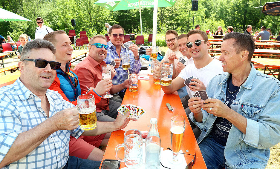 Zusammensitzen und Bier trinken gehört für viele am Feiertag auch dazu.