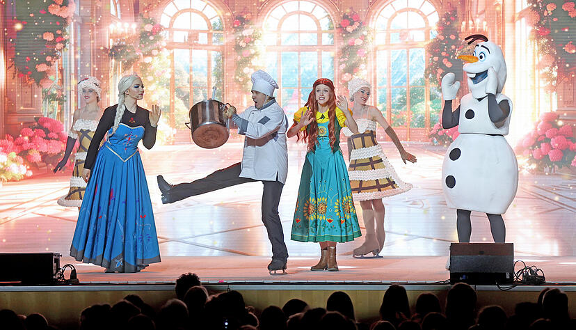 „Eine Zeit voller Freude“: Elsa (Hannah Kreuzer, links) und Anna (Lisa Maria Sonderegger, Mitte) mit Schneemann Olaf (Yonatan Pandelaki).
Foto: Ralf Seidel