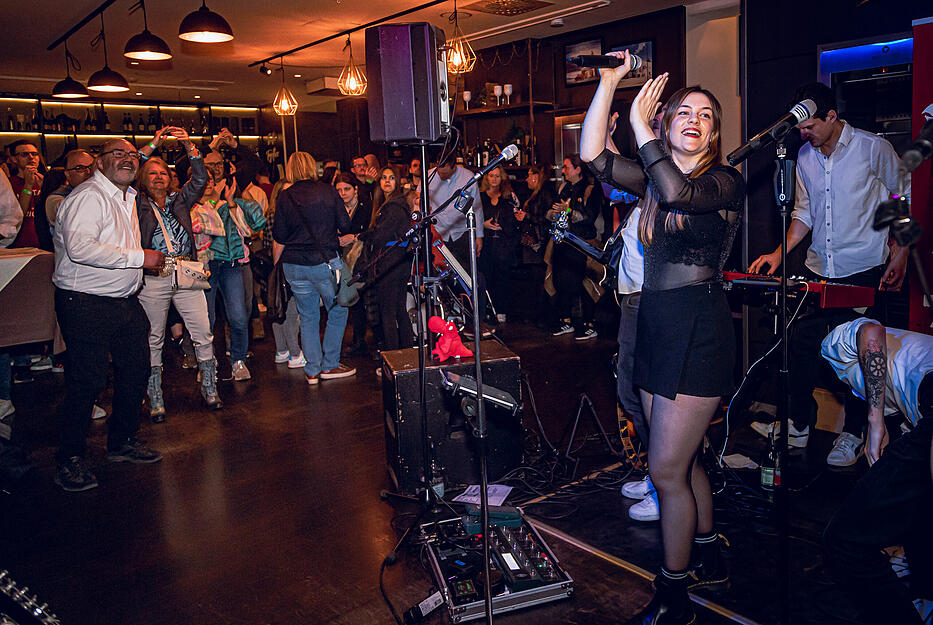 Im Backbones Steakhose rockt die Band Dragon Fire bei der Live-Nacht die Bühne. Im Backbones Steakhose rockt die Band Dragon Fire bei der Live-Nacht die Bühne.