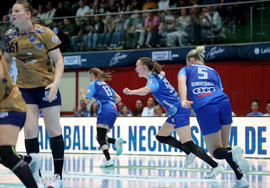 Lilli Holste beim Jubel mit ihren Mannschaftskolleginnen: Die SUN-Handballerinnen boten dem Publikum in der Ballei einen deutlichen Sieg.