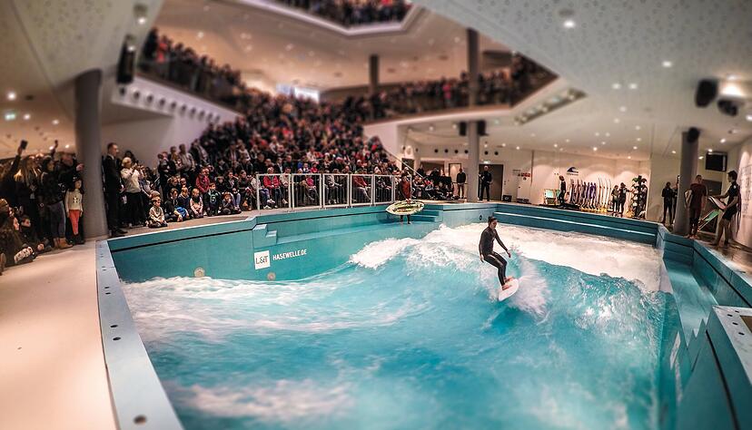 In Osnabrück gibt es im Intersport-Flagship-Store sogar eine Surfwelle.