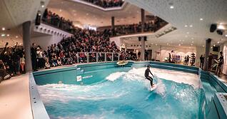 In Osnabrück gibt es im Intersport-Flagship-Store sogar eine Surfwelle.