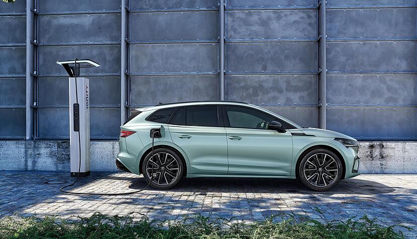 Zeit f&uuml;r neue Energie: Ein Skoda Enyaq f&uuml;llt seine Batterie an einer Lades&auml;ule