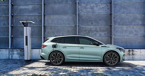 Zeit f&uuml;r neue Energie: Ein Skoda Enyaq f&uuml;llt seine Batterie an einer Lades&auml;ule