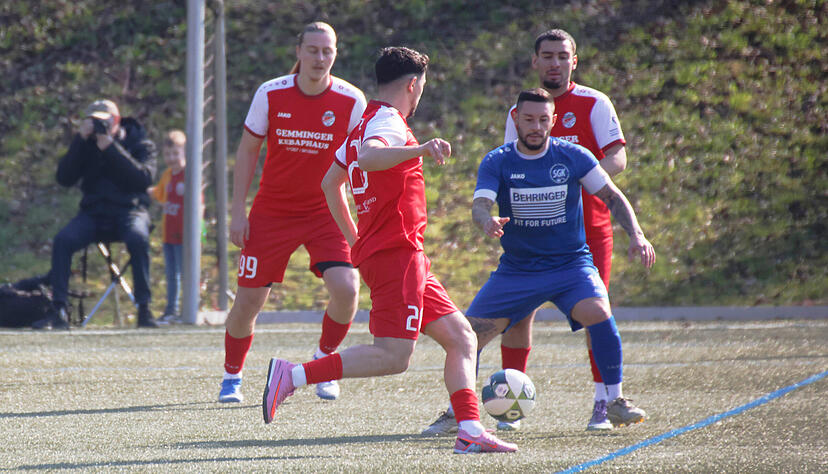 Klare Sache in Durchgang zwei: T&uuml;rkspor Eppingen um Leyan Yilmaz (v. l.) und Emre Zor setzten sich gegen Kirchardts Dimitrios Babanatsas durch.