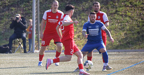 Klare Sache in Durchgang zwei: T&uuml;rkspor Eppingen um Leyan Yilmaz (v. l.) und Emre Zor setzten sich gegen Kirchardts Dimitrios Babanatsas durch.