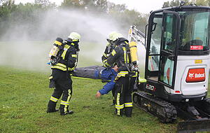 Der Baggerfahrer musste aus seiner Fahrerkabine gerettet und dem Rettungsdienst übergeben werden. Der Baggerfahrer musste aus seiner Fahrerkabine gerettet und dem Rettungsdienst übergeben werden.