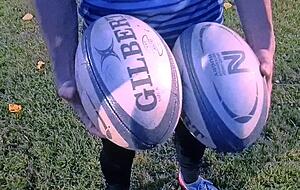 Hoden im Video zeigen, das geht natürlich nicht. Deshalb arbeitet der Clip mit Anspielungen, zum Beispiel diesen Rugby-Eiern.