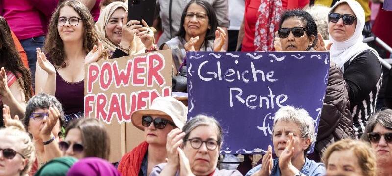 Tausende Frauen demonstrieren bei dem Streik für mehr Gleichberechtigung - vor allem gleichen Lohn für gleichwertige Arbeit. Tausende Frauen demonstrieren bei dem Streik für mehr Gleichberechtigung - vor allem gleichen Lohn für gleichwertige Arbeit.