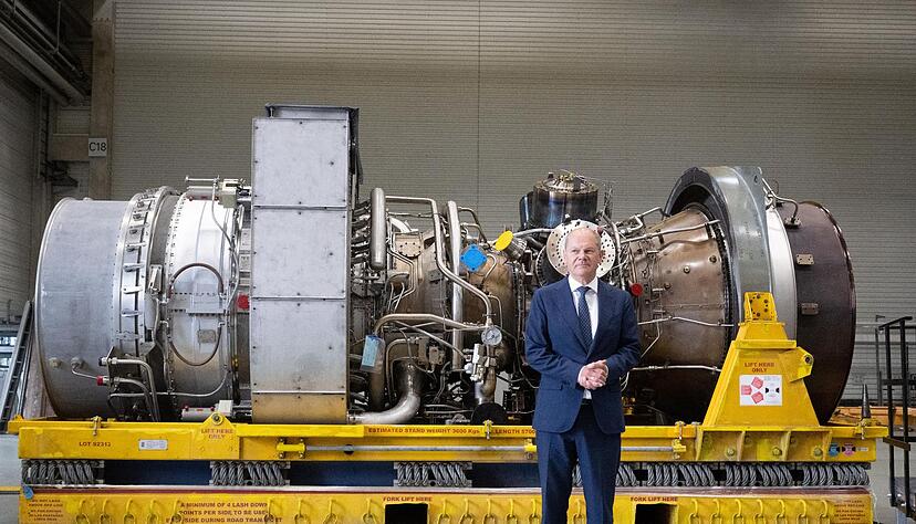 Bundeskanzler Olaf Scholz vor der in Kanada für die Erdgas-Pipeline Nordstream 1 gewarteten Turbine. Bundeskanzler Olaf Scholz vor der in Kanada für die Erdgas-Pipeline Nordstream 1 gewarteten Turbine.