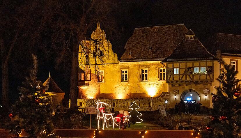 Der romantische Adventsmarkt auf der Burg Stettenfels am ersten Adventswochenende wurde am Freitag feierlich eröffnet. Der romantische Adventsmarkt auf der Burg Stettenfels am ersten Adventswochenende wurde am Freitag feierlich eröffnet.