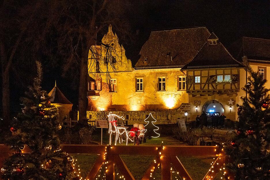 Der romantische Adventsmarkt auf der Burg Stettenfels am ersten Adventswochenende wurde am Freitag feierlich eröffnet. Der romantische Adventsmarkt auf der Burg Stettenfels am ersten Adventswochenende wurde am Freitag feierlich eröffnet.