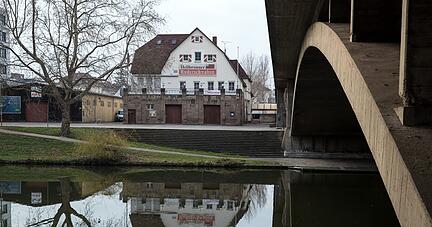 Das Schwabenhaus an der Rosenbergbrücke gehört jetzt der Schwarz-Gruppe, die es zur Abrundung des benachbarten Kaufland-Areals gekauft hat.
Foto: Andreas Veigel