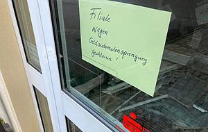 Ein Schild weist darauf hin, dass die Filiale wegen einer Automatensprengung geschlossen bleiben muss. Ein Schild weist darauf hin, dass die Filiale wegen einer Automatensprengung geschlossen bleiben muss.