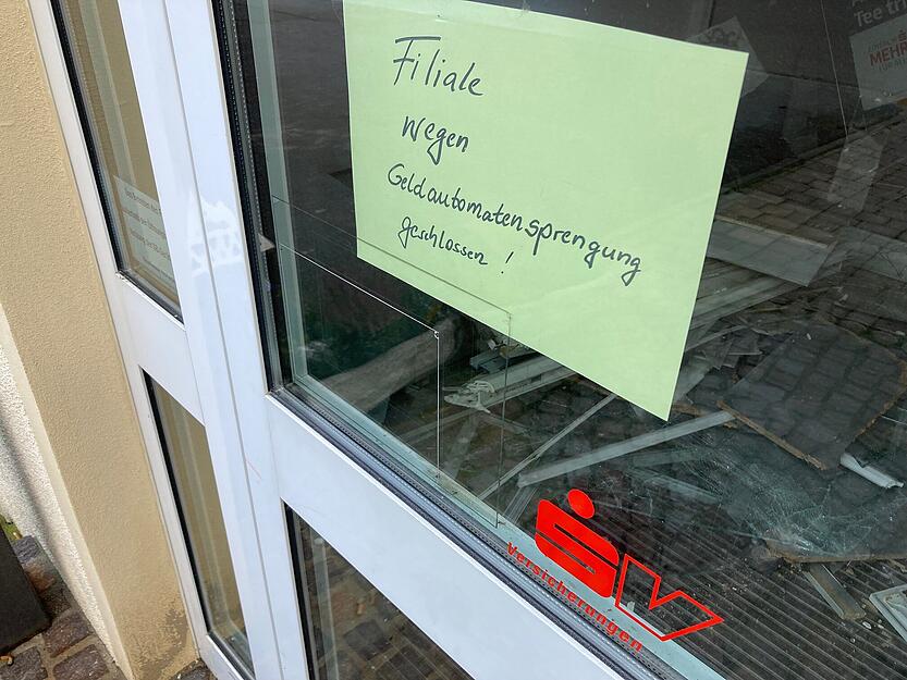 Ein Schild weist darauf hin, dass die Filiale wegen einer Automatensprengung geschlossen bleiben muss.