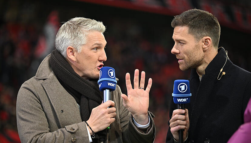 Im Gespräch mit Leverkusens Trainer Xabi Alonso war noch alles gut, später leistete sich TV-Experte Bastian Schweinsteiger (l.) einen lustigen Versprecher. Im Gespräch mit Leverkusens Trainer Xabi Alonso war noch alles gut, später leistete sich TV-Experte Bastian Schweinsteiger (l.) einen lustigen Versprecher.