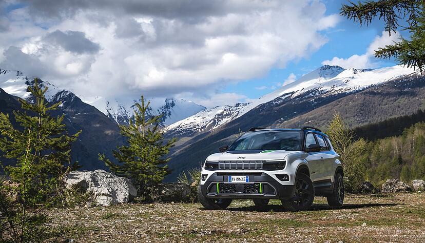 Die neue Version des Jeep Avenger mit Mild-Hybrid f&auml;hrt mehrheitlich mit einem Verbrenner, kann mit ihren beiden E-Maschinen und der 48-Volt-Technik aber beide Achsen antreiben.